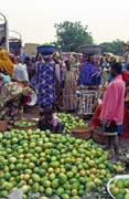 Mango a pond�ln� trh ve m�ste Djenn�. Mali.