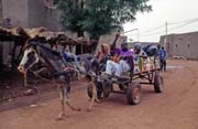 Na tradi�n� pond�ln� trh se sj�d�j� stovky vesni�an�, m�sto Djenn�. Mali.