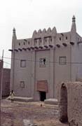 Ulice a hlinen� d�m ve m�st� Djenn�. Mali.