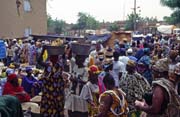 Poledne - tradi�n� pond�ln� trh je v pln� s�le, m�sto Djenn�. Mali.