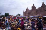 Tradi�n� pond�ln� trh v pln� s�le, m�sto Djenn�. Mali.