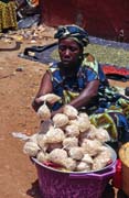 �ena na trhu ve m�st� Bandiagara. Mali.