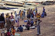 Na b�ehu �eky Niger je �ivo i ve m�st� Mopti. Mali.