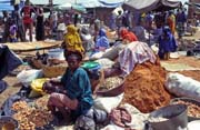 Tradi�n� pond�ln� trh, m�sto S�gou. Mali.