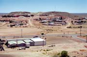 M�ste�ko Coober Pedy - jedno z nejv�t��ch nalezi�t� op�l� na sv�t�. Austr�lie.