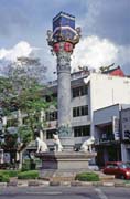 Pomn�k ko�k�m ve m�st� Kuching. Kuching toti� v Malaj�tin� znamen� ko�ka. Malajsie.