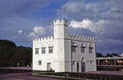 Koloni�ln� d�dictv� ve m�st� Kuching. Square Tower na n�b�e��. Malajsie.