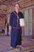 Dayack� �ena. Kulturn� vesnice u Kuchingu. Sarawak,  Malajsie.