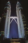 Petronas Twin Towers at night. M�sto Kuala Lumpur. Malajsie.
