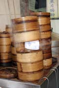 Bambusov� n�dob� ur�en� k p��prav� pln�n�ch ta�ti�ek v p��e. Hong Kong.