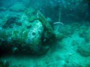 Pot�p�n� u ostrov� Togian, Kadidiri, vrak bombard�ru B24 z druh� sv�tov� v�lky potopen� 3. kv�tna 1945. Sulawesi, Indon�sie.