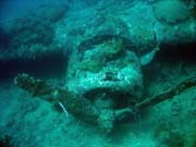 Pot�p�n� u ostrov� Togian, Kadidiri, vrak bombard�ru B24 z druh� sv�tov� v�lky potopen� 3. kv�tna 1945. Sulawesi, Indon�sie.