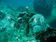 Pot�p�n� u ostrov� Togian, Kadidiri, vrak bombard�ru B24 z druh� sv�tov� v�lky potopen� 3. kv�tna 1945. Sulawesi, Indon�sie.