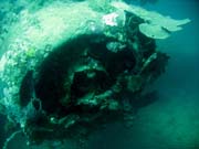 Pot�p�n� u ostrov� Togian, Kadidiri, vrak bombard�ru B24 z druh� sv�tov� v�lky potopen� 3. kv�tna 1945. Sulawesi, Indon�sie.
