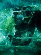 Pot�p�n� u ostrov� Togian, Kadidiri, vrak bombard�ru B24 z druh� sv�tov� v�lky potopen� 3. kv�tna 1945. Indon�sie.