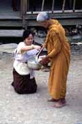 Rann� obdarov�v�n� mnich�. Vesnice Pakbeng. Laos.