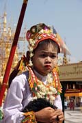 Oslava p�ij�m�n� nov�ch mnich� do kl�tera, Shwedagon Paya, Yangon. Myanmar (Barma).