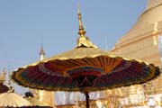 De�tn�k jako dekorace i ochrana p�ed sluncem. Oslava p�ij�m�n� nov�ch mnich� do kl�tera, Shwedagon Paya, Yangon. Myanmar (Barma).