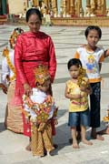 Oslava p�ij�m�n� nov�ch mnich� do kl�tera, Shwedagon Paya, Yangon. Myanmar (Barma).