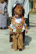 Oslava p�ij�m�n� nov�ch mnich� do kl�tera, Shwedagon Paya, Yangon. Myanmar (Barma).
