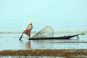 Tradi�n� lov ryb, jezero Inle. Myanmar (Barma).
