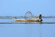 Tradi�n� lov ryb, jezero Inle. Myanmar (Barma).