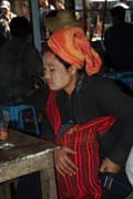 �ena z etnika Pa-O na trhu, jezero Inle. Myanmar (Barma).