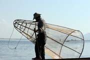 Tradi�n� lov ryb, jezero Inle. Myanmar (Barma).