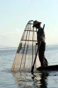 Tradi�n� lov ryb, jezero Inle. Myanmar (Barma).