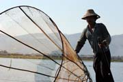 Tradi�n� lov ryb, jezero Inle. Myanmar (Barma).