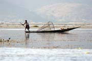 Tradi�n� lov ryb, jezero Inle. Myanmar (Barma).