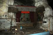 Jeskyn�, kde �ije n�kolik mnich�. Vesnice kolem jezera Inle. Myanmar (Barma).