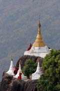 V kopc�ch jsou v�ude vid�t stupy. Kyaiktiyo. Myanmar (Barma).