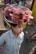 Prodejci j�dla do autobusu, oblast ji�n� od Yangonu. Myanmar (Barma).