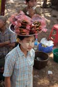 Prodejci j�dla do autobusu, oblast ji�n� od Yangonu. Myanmar (Barma).