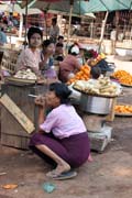 Vesnick� trh, oblast ji�n� od Yangonu. Myanmar (Barma).