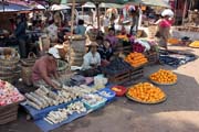 Vesnick� trh, oblast ji�n� od Yangonu. Myanmar (Barma).