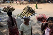 Prodejci j�dla do autobusu, ji�n� od Yangonu. Myanmar (Barma).