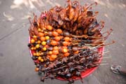 J�dlo do autobusu, tak jak ho nab�zej� pouli�n� prodejci u silnice ji�n� od Yangonu. Myanmar (Barma).