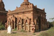 Chr�my v Baganu se rozkl�daj� na plo�e 42 km �tvere�n�ch. V�t�ina chr�m� byla postavena v letech 1000-1200, kdy byl Bagan hlavn�m m�stem prvn� Barmsk� ��e. Myanmar (Barma).