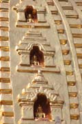 Dekorace na chr�mu v Baganu. Myanmar (Barma).