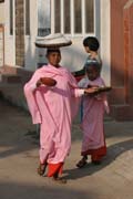 Mni�i chod� ka�d� r�no pro j�dlo, od m�stn�ch obchodn�k� dost�vaj� p�ev�n� r��i. Nyaung U. Myanmar (Barma).