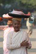 Mni�i chod� ka�d� r�no pro j�dlo, od m�stn�ch obchodn�k� dost�vaj� p�ev�n� r��i. Nyaung U. Myanmar (Barma).