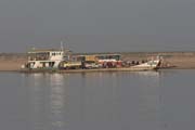 P�evoz p�es �eku Ayeyarwady u Baganu. Myanmar (Barma).