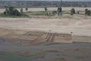 Zem�d�lsk� pole se v dob� sucha d�laj� na vyschl�ch b�ez�ch �eky. Cesta do provincie Chin. Myanmar (Barma).