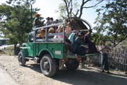 Lok�ln� doprava na cest� do provincie Chin. Myanmar (Barma).
