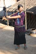 �ena z etnika Dai Chin hraj�c� na nosovou fl�tnu, vesnice Mindat, provincie Chin. Myanmar (Barma).