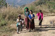Vesni�an� na cest� do meste�ka Mindat. Provincie Chin. Myanmar (Barma).