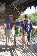 Lov lukem a ��py je zde nejpou��van�j��. Provincie Chin. Myanmar (Barma).