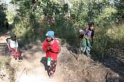 D�ti na cest� mezi vesnicemi. Provincie Chin. Myanmar (Barma).